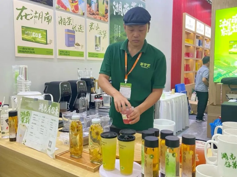 湘茶破圈年轻化：湖南茶博会上传统茶企的“奶沫+跨界”突围战